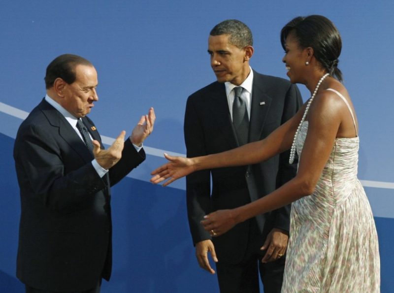 En la foto se ve a Berlusconi piropeando a Michel Obama y a Barack Obama poniéndole mala cara