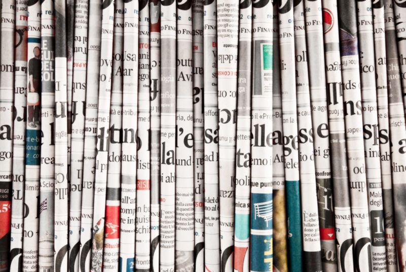 En la foto se ven una serie de periódicos plegados y colocados en vertical como si fuesen libros